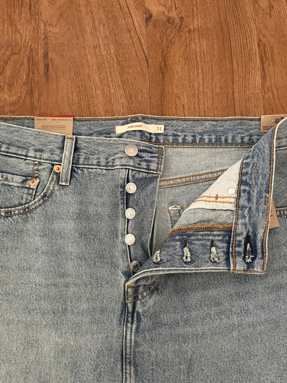 NWT Levi’s Icon Denim Skirt NEW - Picture 2 of 10